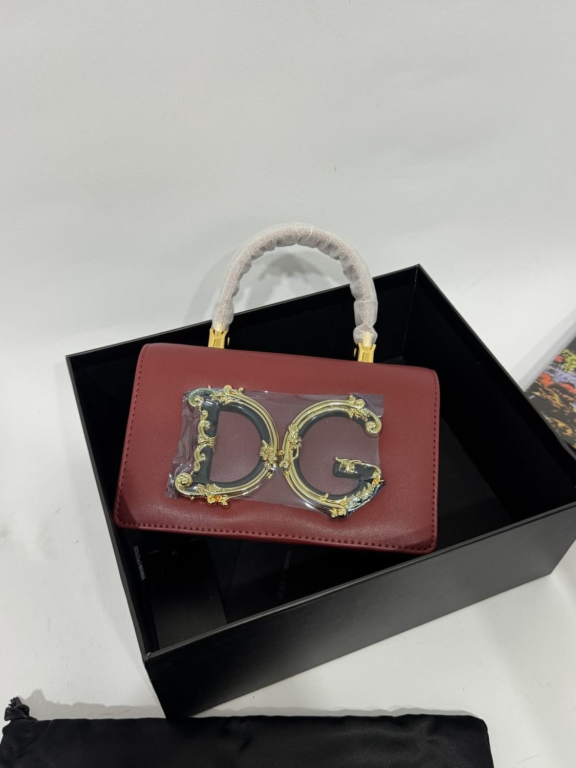 ds-canta-premium-005-kryesore Dolce Gabbana Devotion bag with gold DG logo in box.