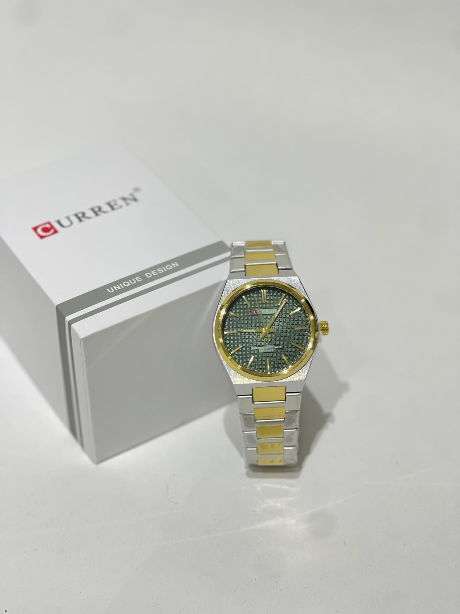 ds-ora-004-kryesore Curren Ora Rrumbullake Dial Jeshile watch with green dial and gold accents.