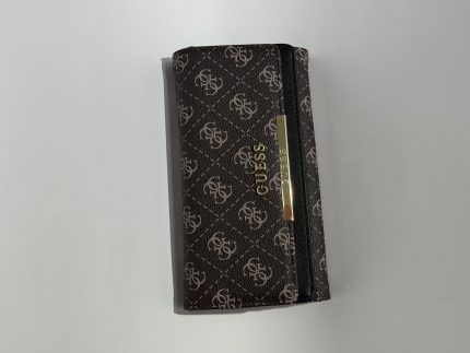 Portofol Guess për femra, dizajn elegant, ngjyrë kafe, logo e artë.