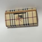 Burberry women's wallet with classic check pattern, elegance and style.