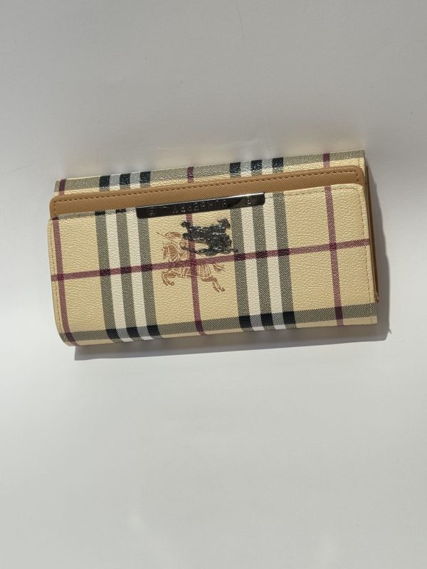 Burberry women's wallet with classic check pattern, elegance and style.