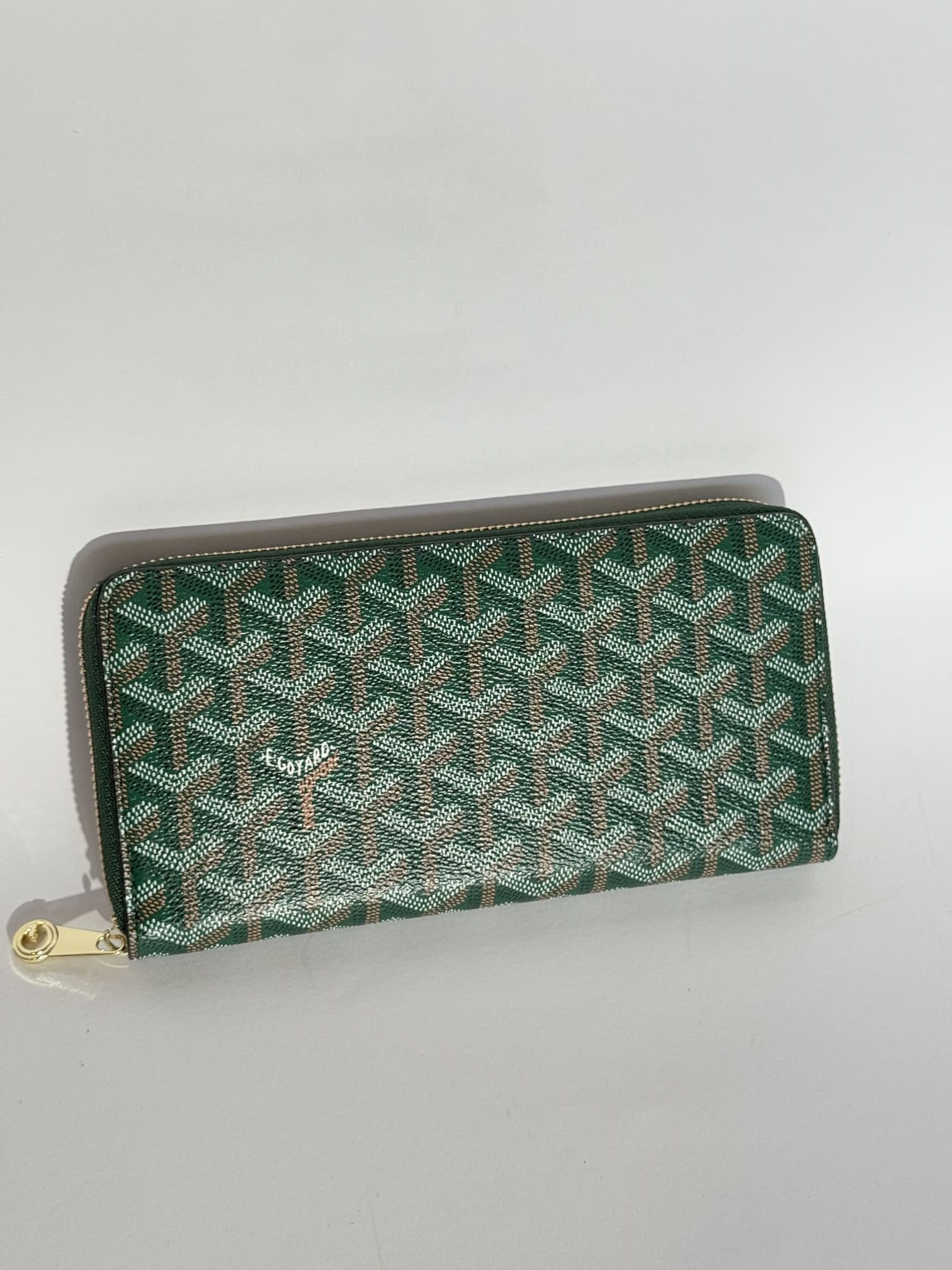 ds-portofola-007-kryesore Green Goyard women's wallet with elegant pattern and gold zipper.