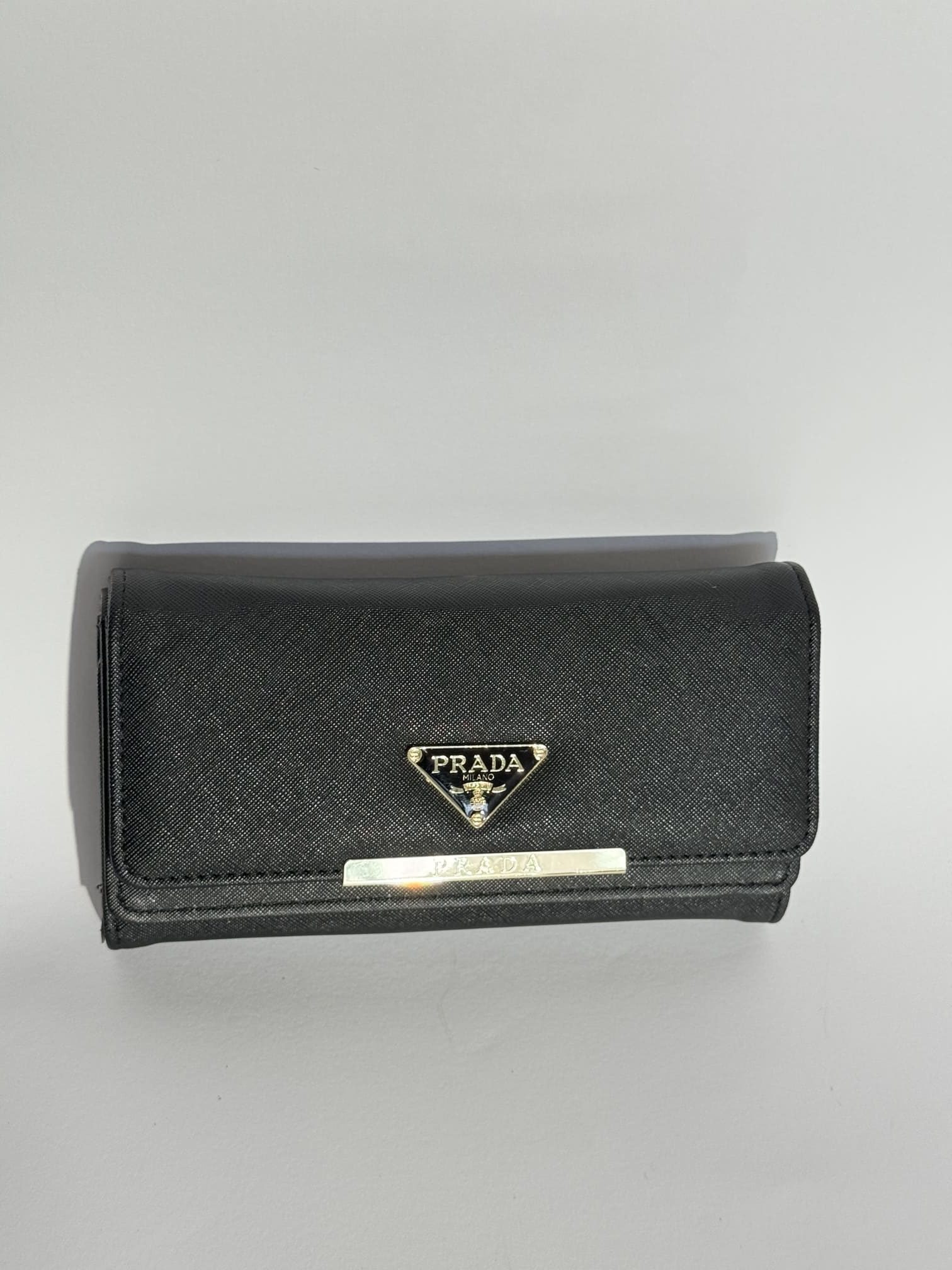 ds-portofola-010-kryesore Elegant black women's wallet with logo detail.