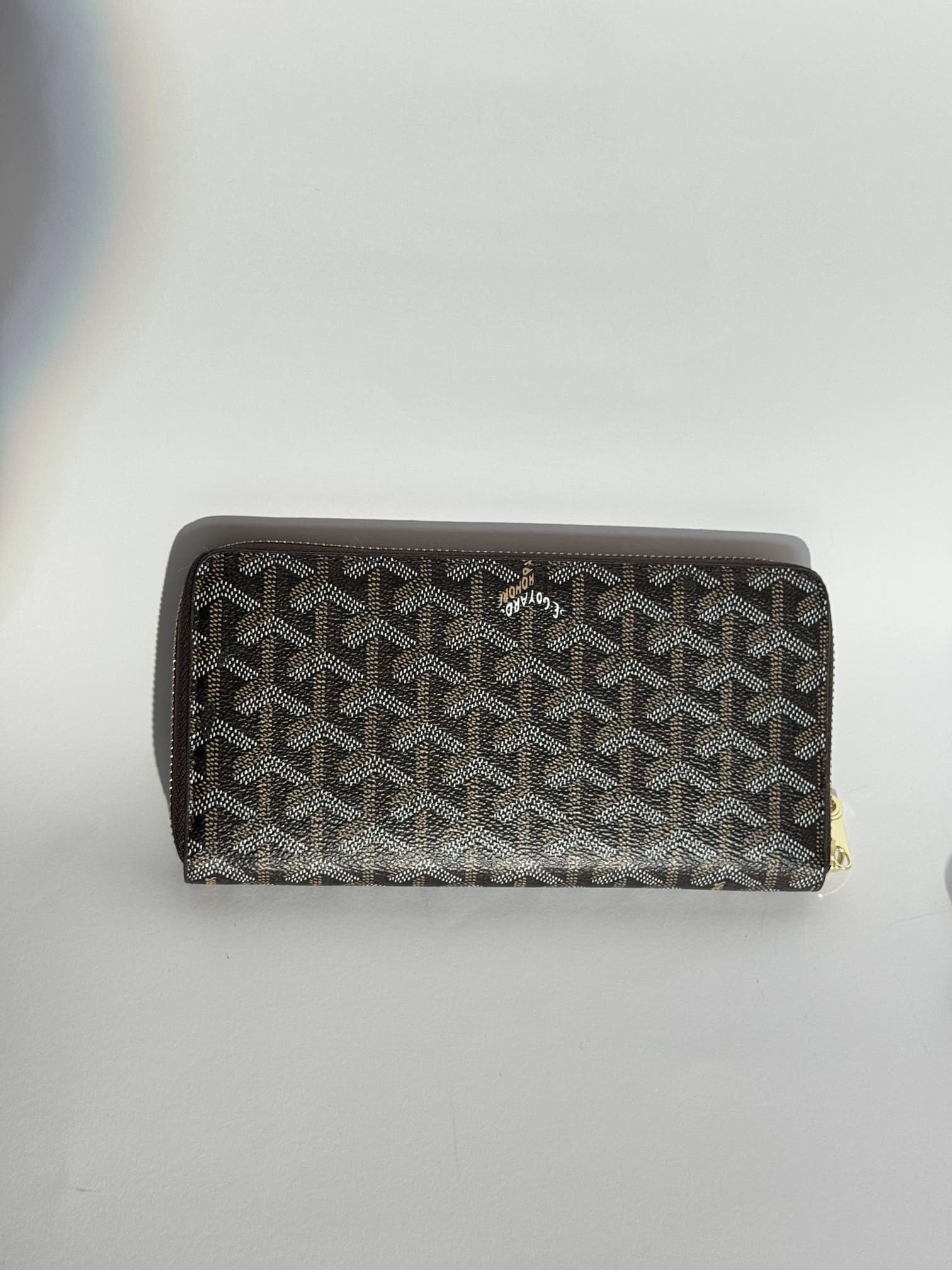 ds-portofola-015-kryesore Elegant Goyard women's wallet with signature pattern design.
