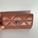 Prada Portofol Femrash Luksoz, quilted leather wallet with logo.