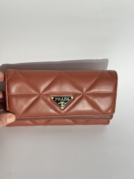 Prada Portofol Femrash Luksoz, quilted leather wallet with logo.