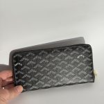 Prada Portofol Femrash Luksoz black wallet with geometric pattern.