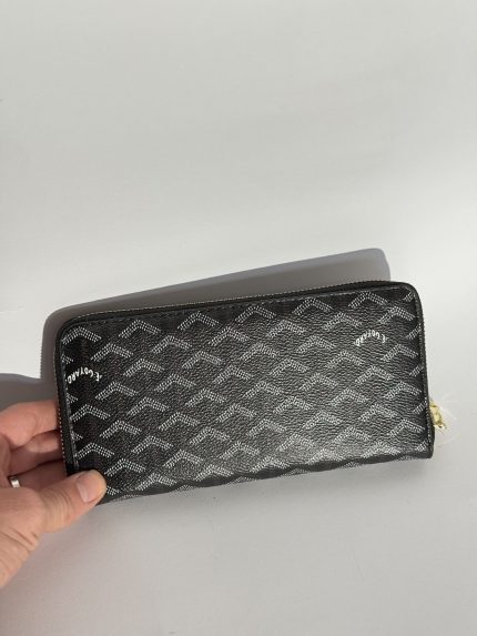 Prada Portofol Femrash Luksoz black wallet with geometric pattern.