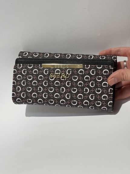 Gucci Portofol Femrash wallet with elegant monogram design and gold accents.