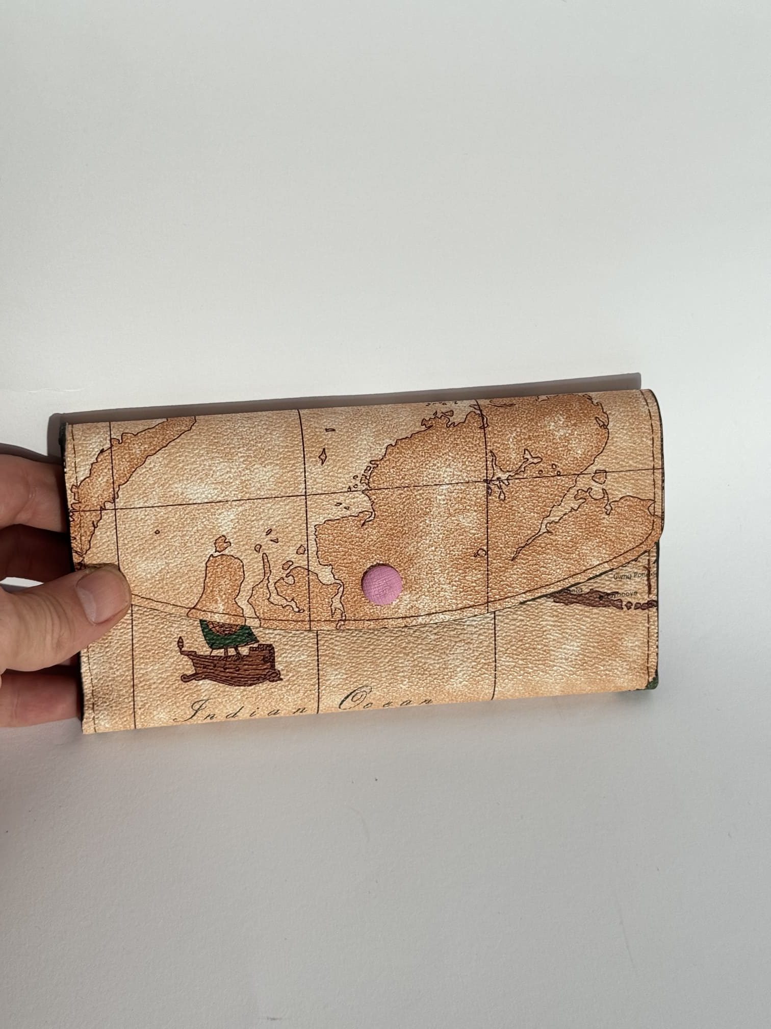 ds-portofola-024-kryesore Elegant Goyard women's wallet with world map design.