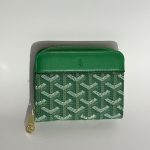 Prada Portofol Femrash Luksoz green luxury wallet with geometric pattern.
