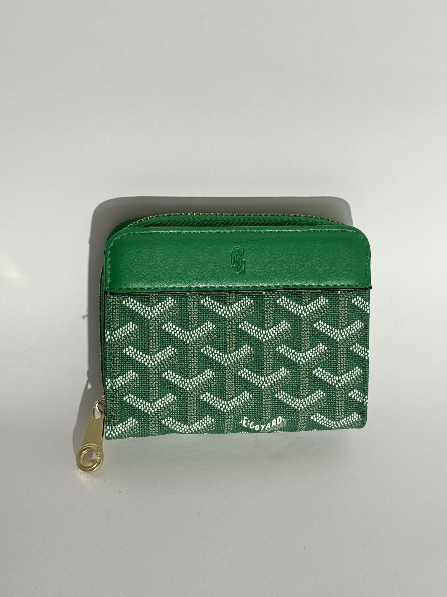 ds-portofola-028-kryesore Prada Portofol Femrash Luksoz green luxury wallet with geometric pattern.
