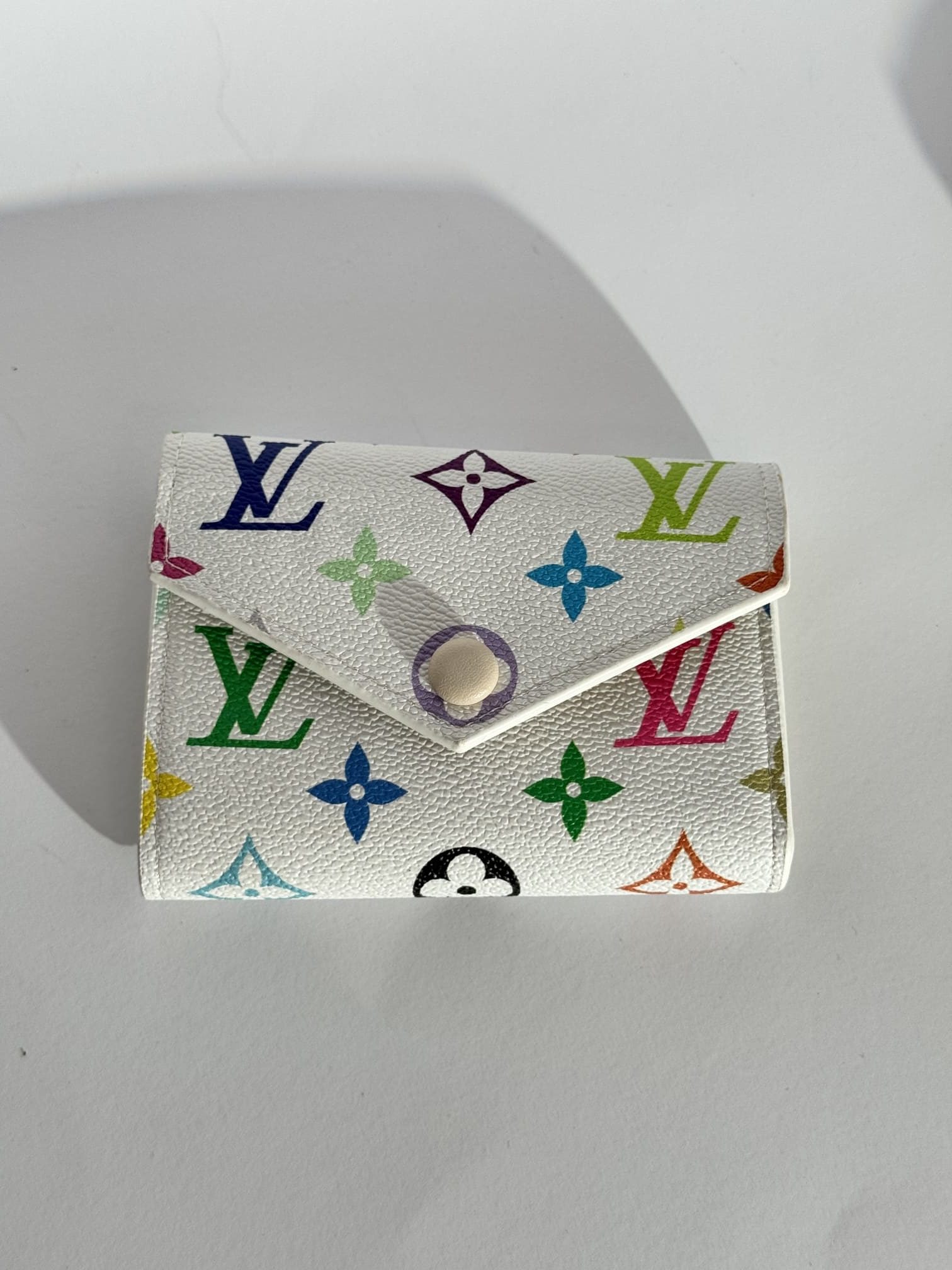 ds-portofola-035-kryesore Colorful Louis Vuitton women's wallet with monogram design.