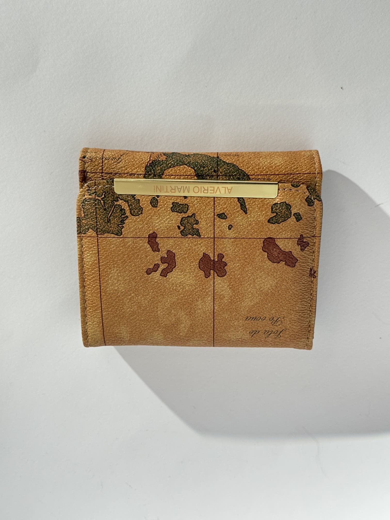 ds-portofola-036-kryesore Elegant Goyard women's wallet with map design and gold accent.
