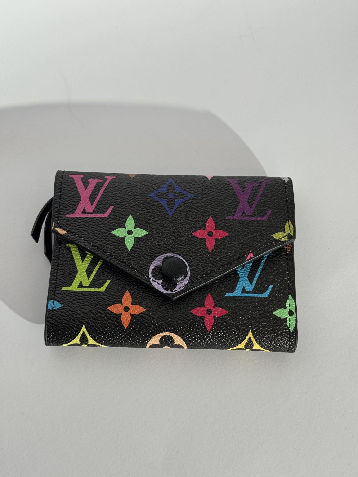 ds-portofola-037-kryesore Colorful patterned women's wallet on light background.