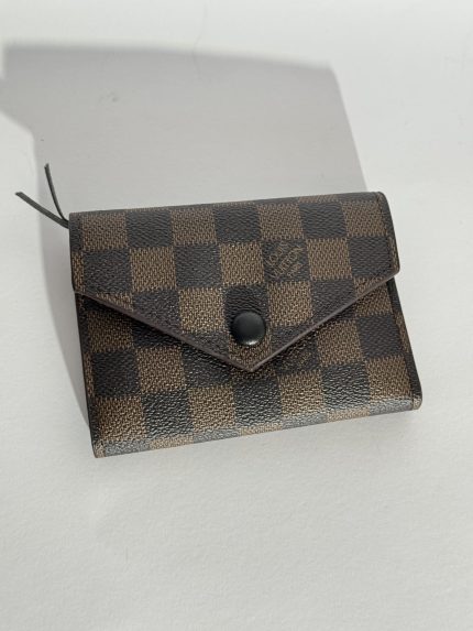 Elegant Goyard women's wallet with checkered pattern, stylish design.