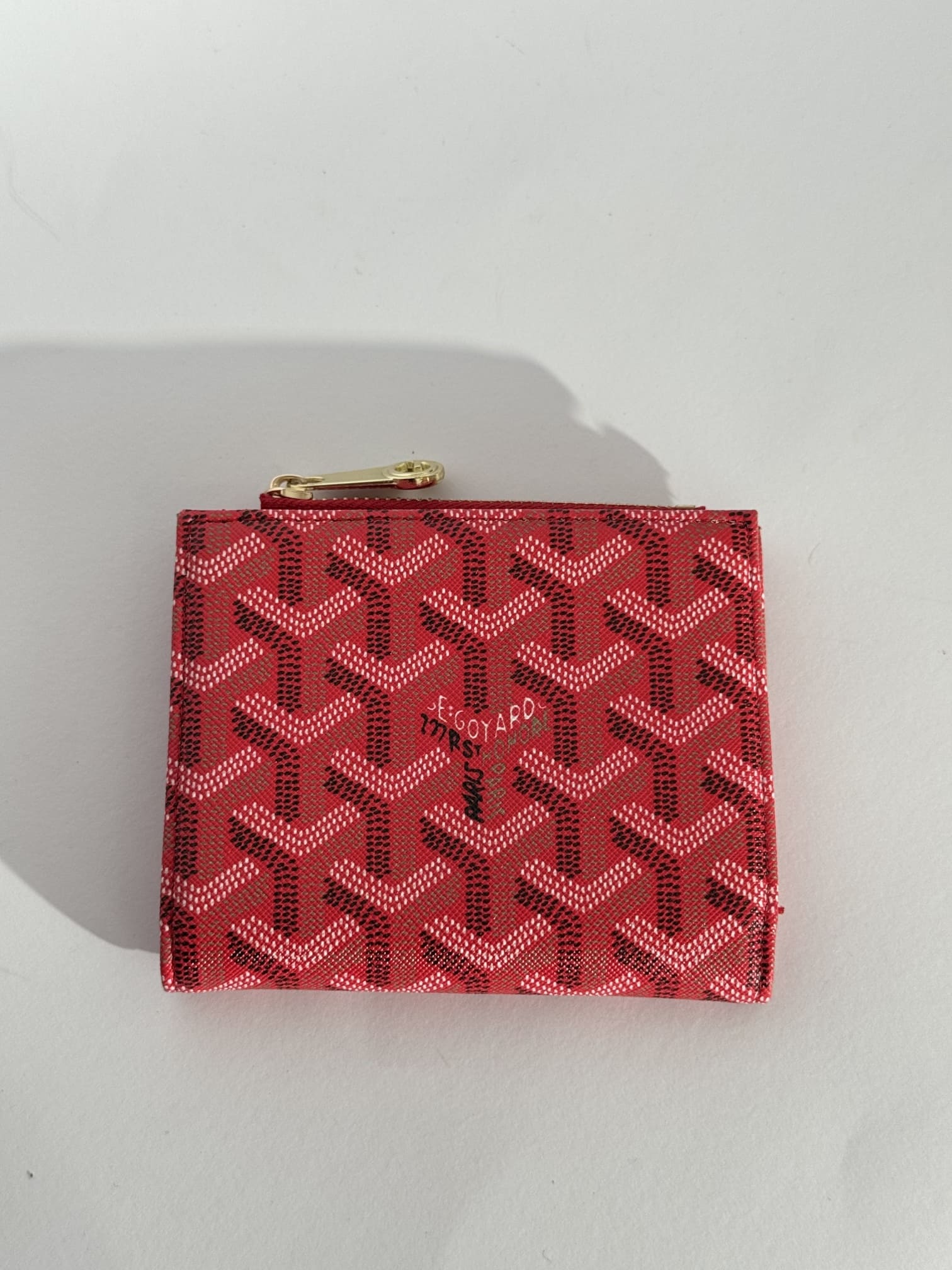ds-portofola-052-kryesore Red Goyard women's wallet with elegant pattern design.