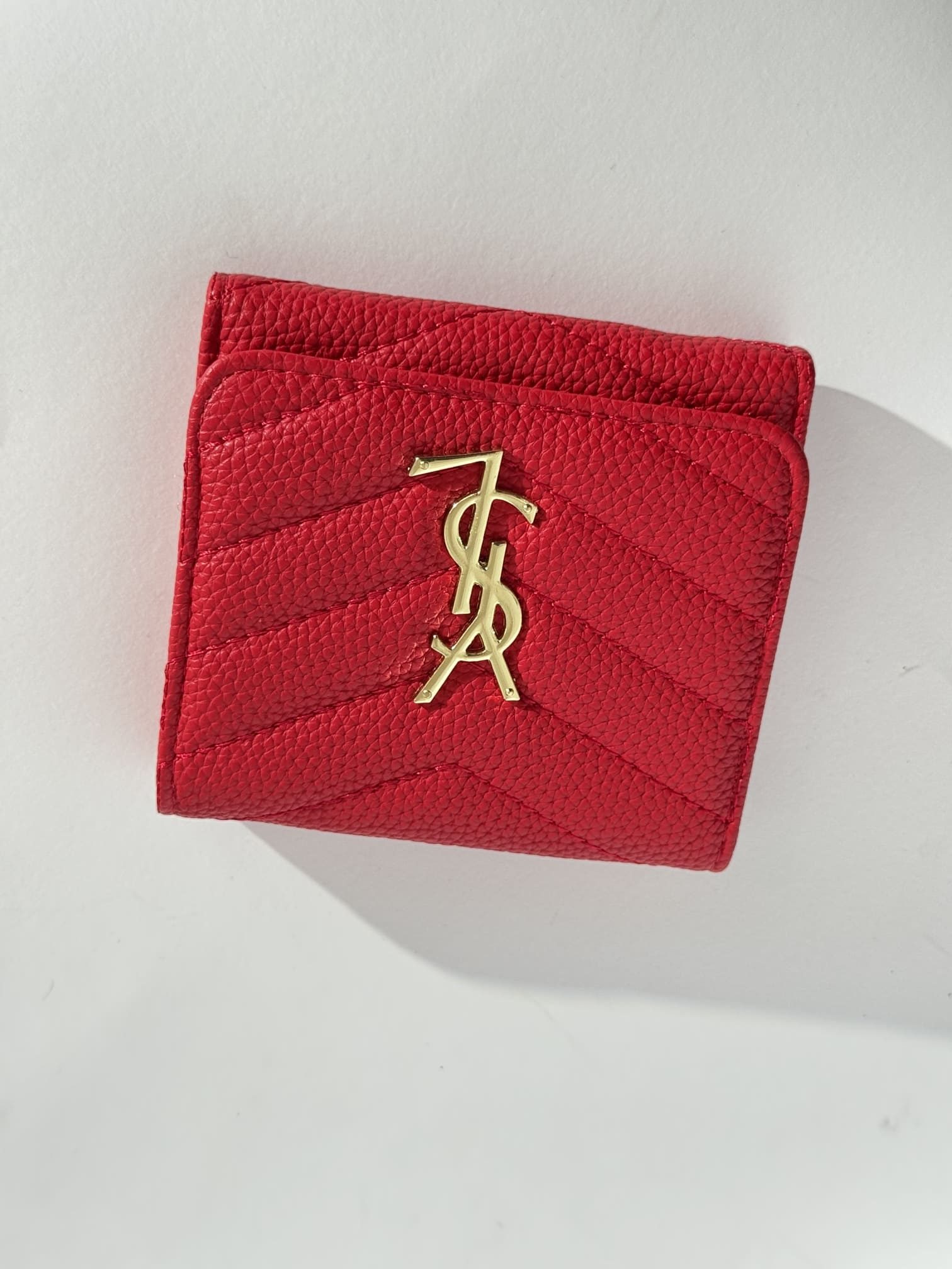 ds-portofola-053-kryesore Red Goyard wallet with gold logo, elegant design.