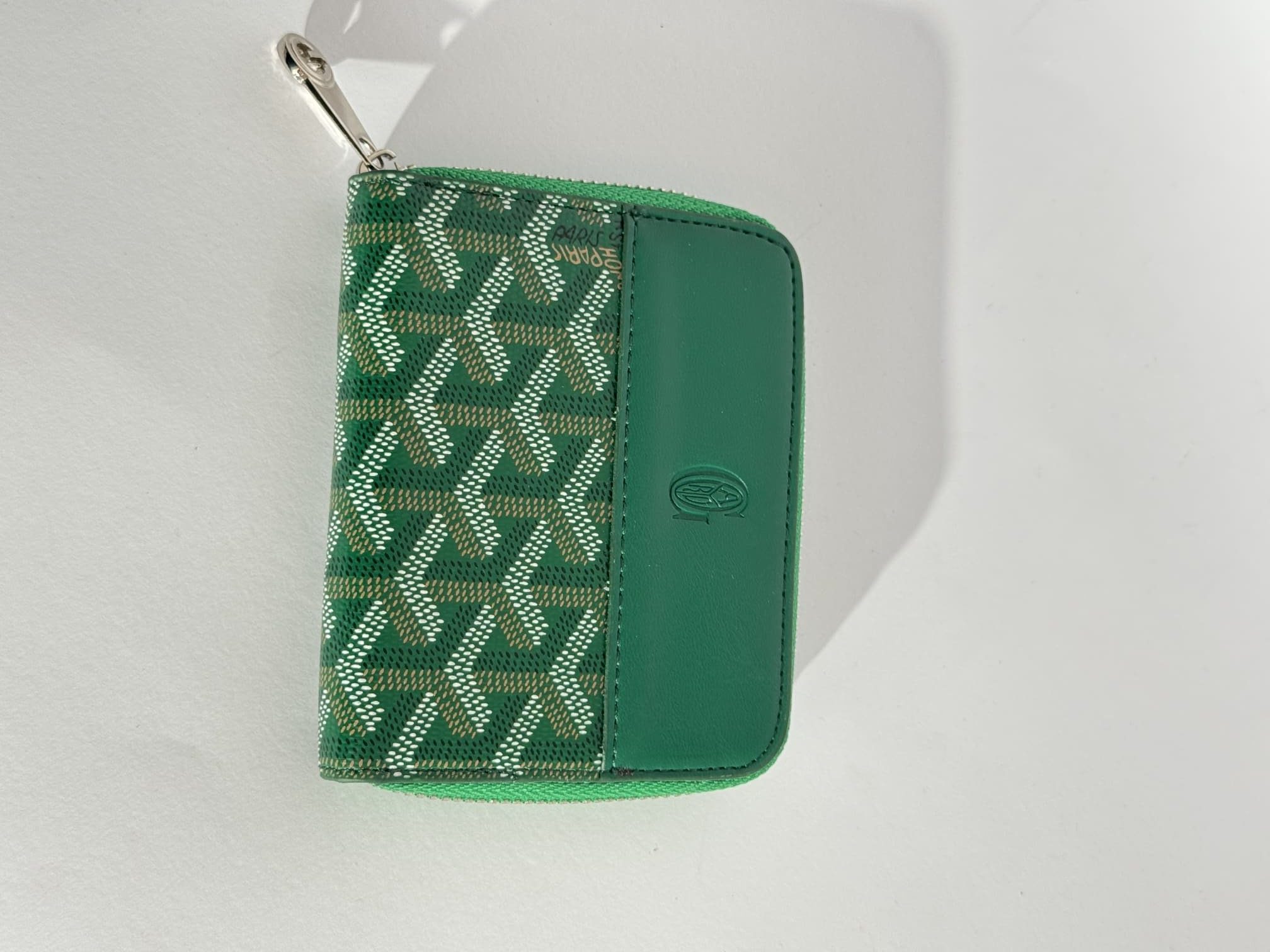 ds-portofola-054-kryesore Green Goyard women's wallet with elegant pattern design.