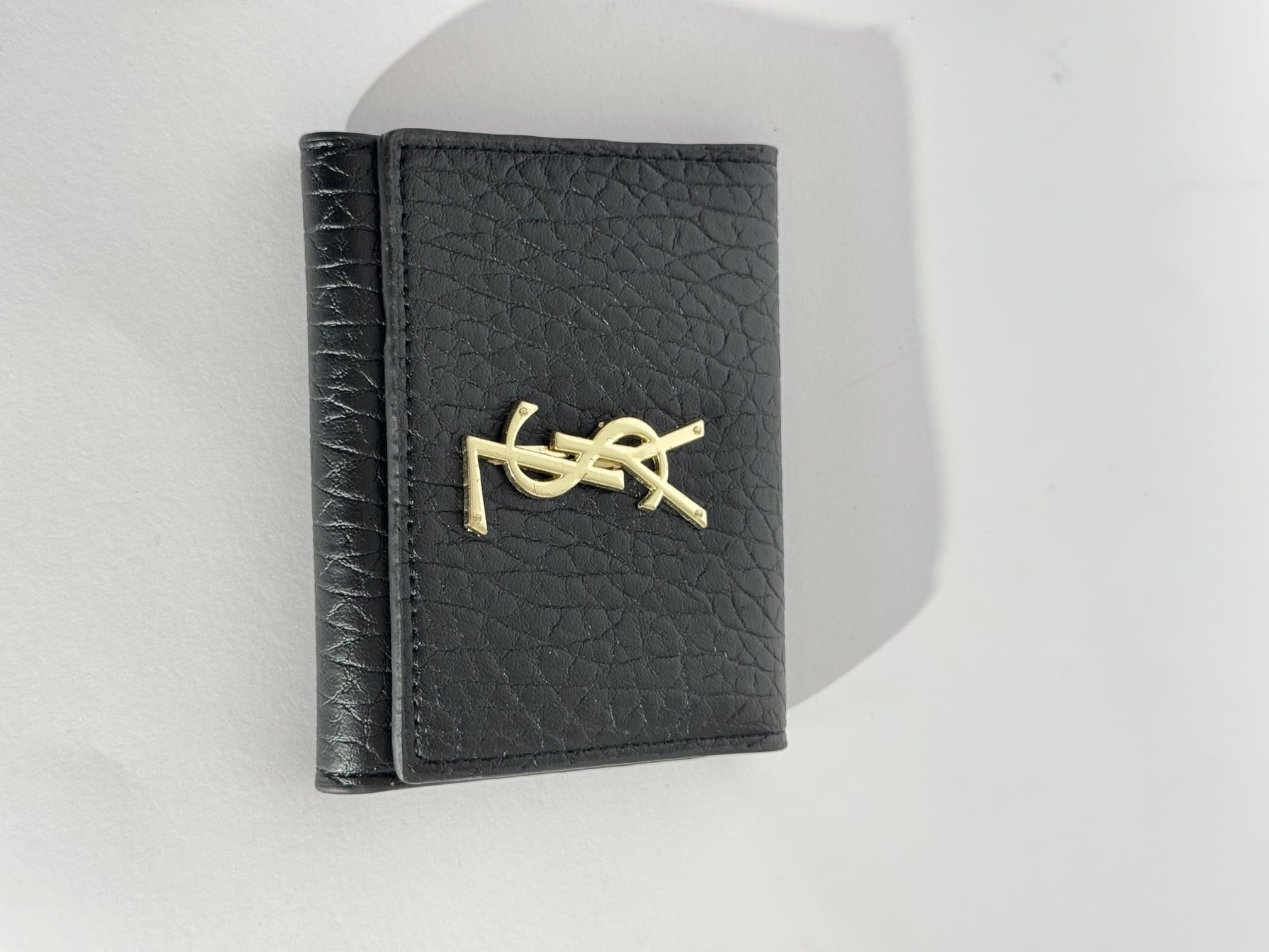 ds-portofola-055-kryesore Elegant black Goyard women's wallet with gold logo.