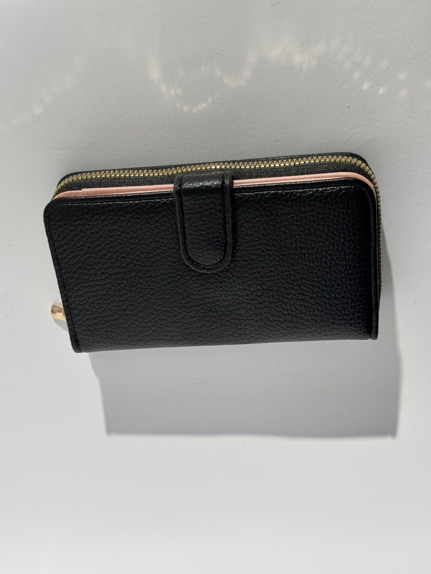 ds-portofola-063-kryesore Elegant black women's wallet with zipper and clasp.