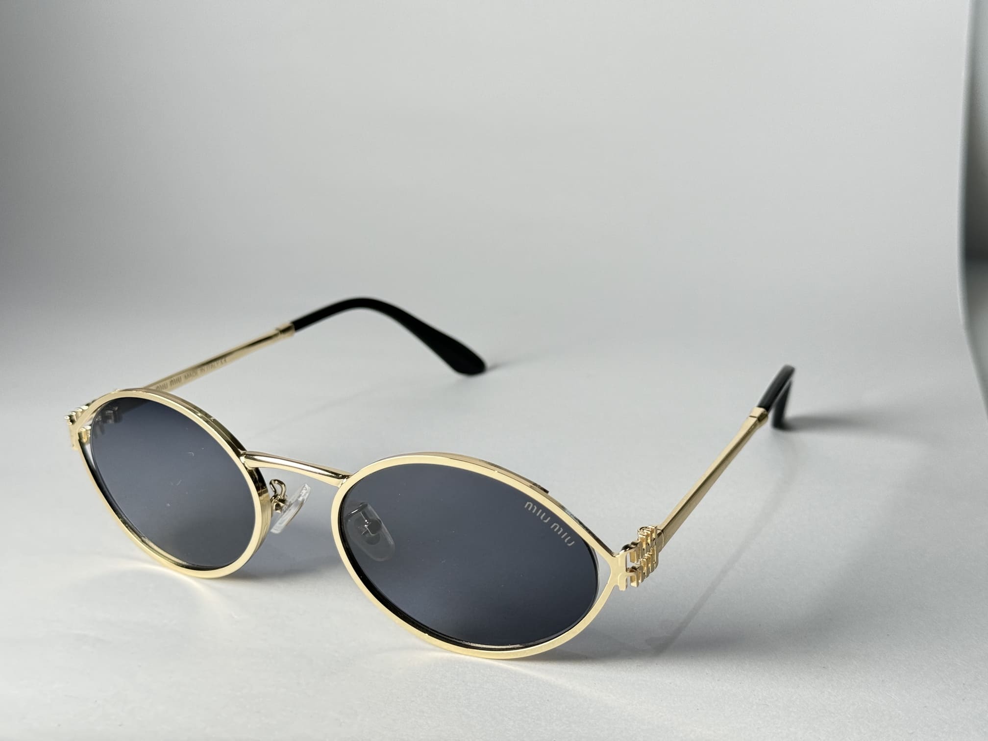ds-syze-045-kryesore Elegant Gucci women's sunglasses with gold frames and dark lenses.