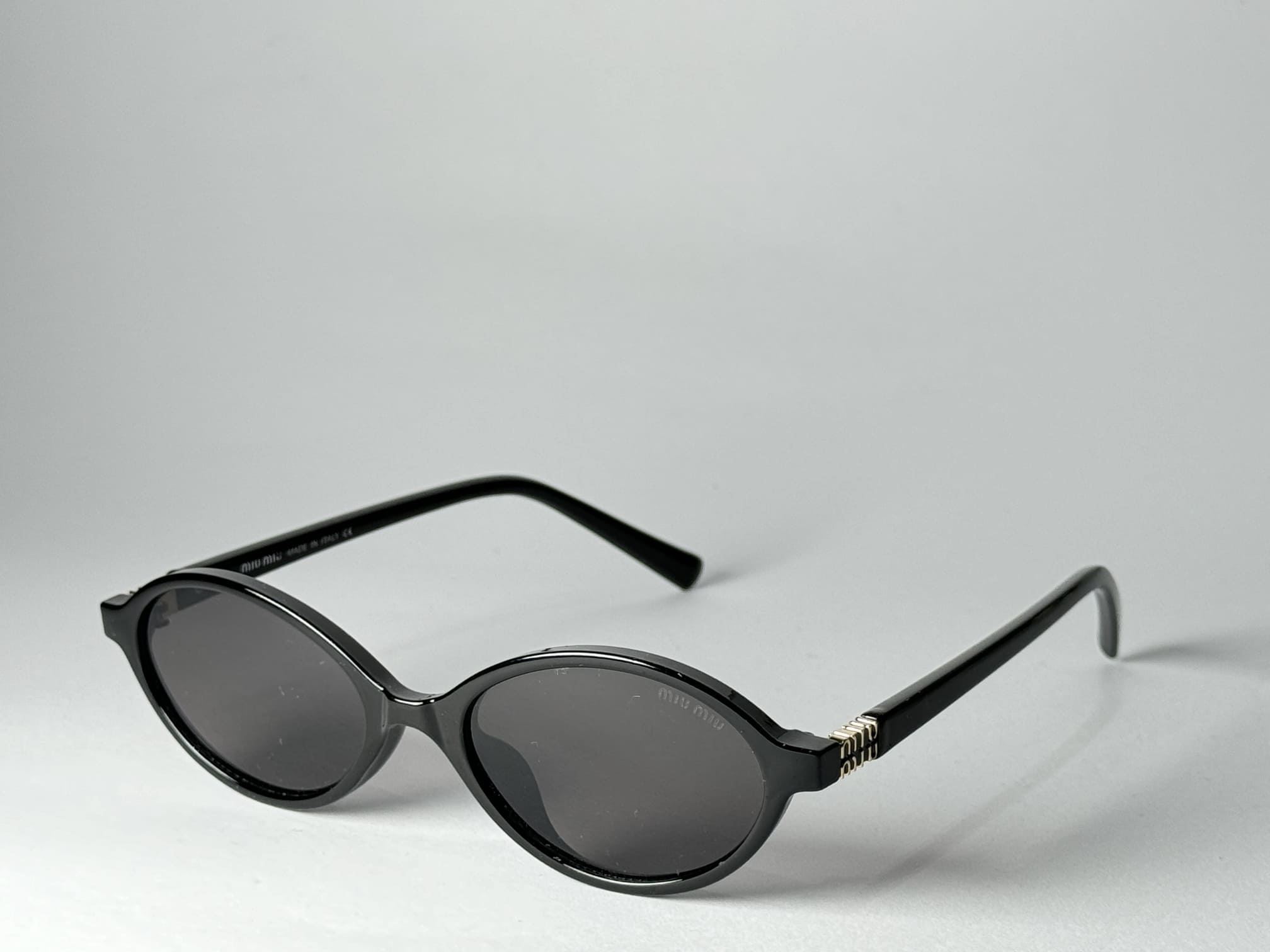 ds-syze-046-kryesore Black Gucci women's sunglasses with round lenses and gold accents.