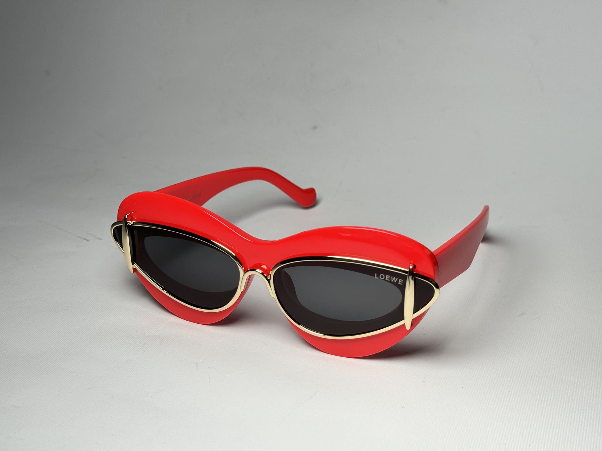 ds-syze-048-kryesore Red Gucci women's sunglasses with black lenses and gold accents.