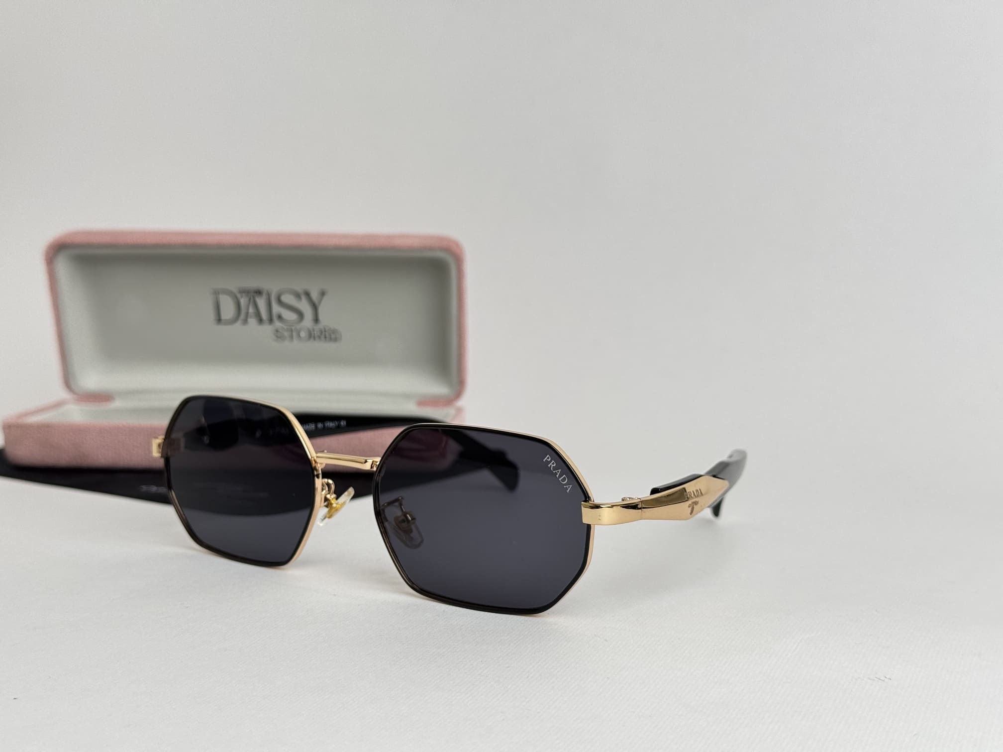 ds-syze-052-kryesore Prada women's sunglasses with gold frame and black lenses.
