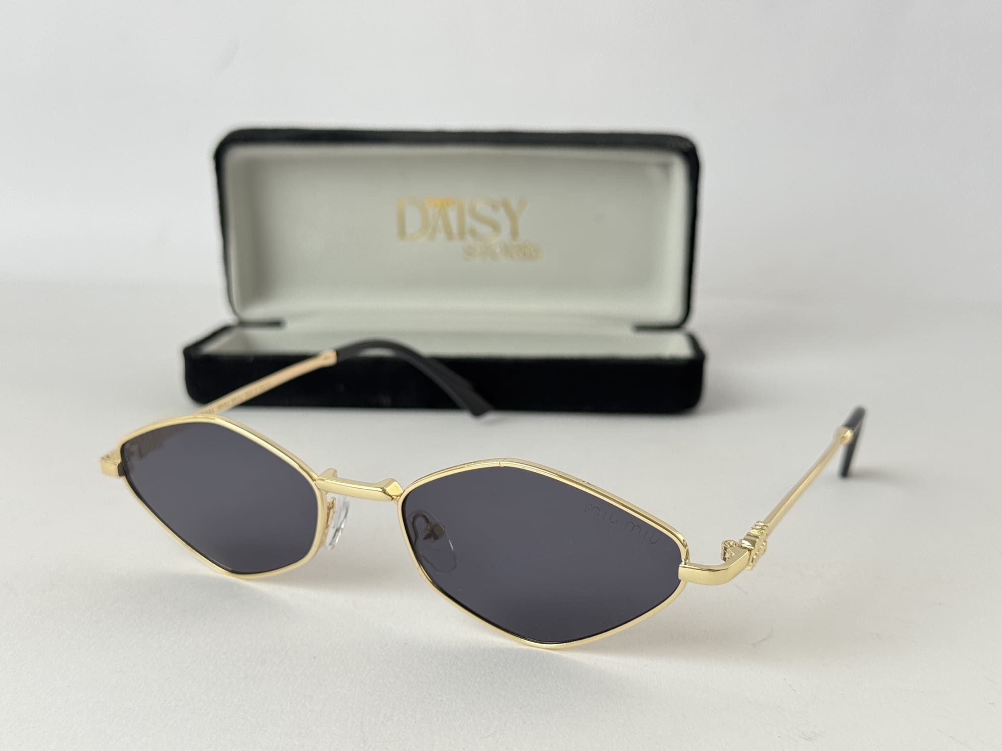 ds-syze-065-kryesore Syze Dielli Saint Laurent për Femra, elegante, me kuti.