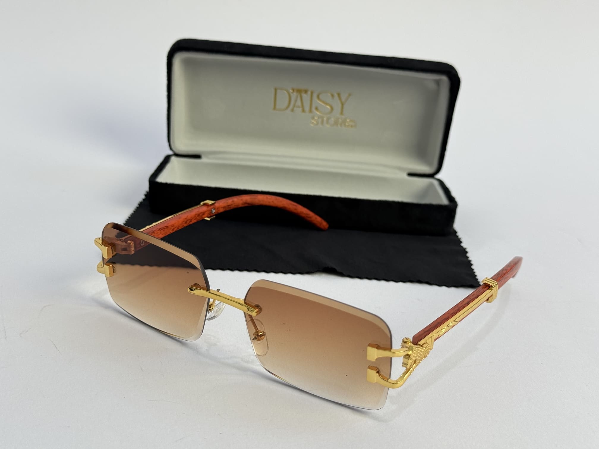 ds-syze-250-kryesore Men's sunglasses with gold accents, stylish case included.