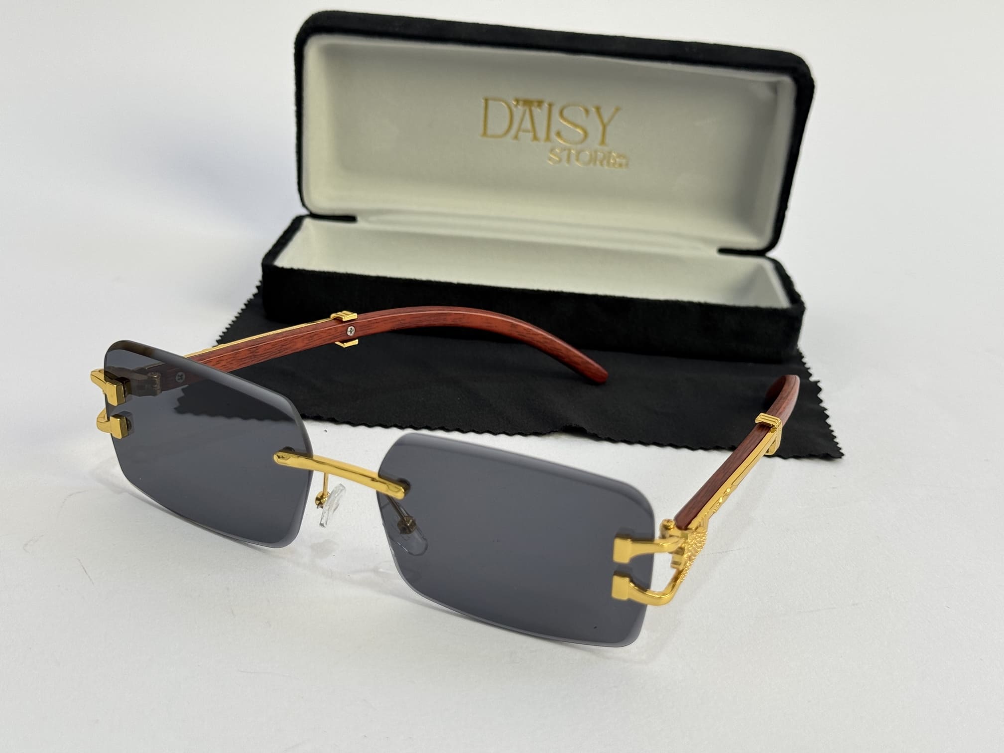 ds-syze-251-kryesore Men's sunglasses with gold accents and wooden arms in case.