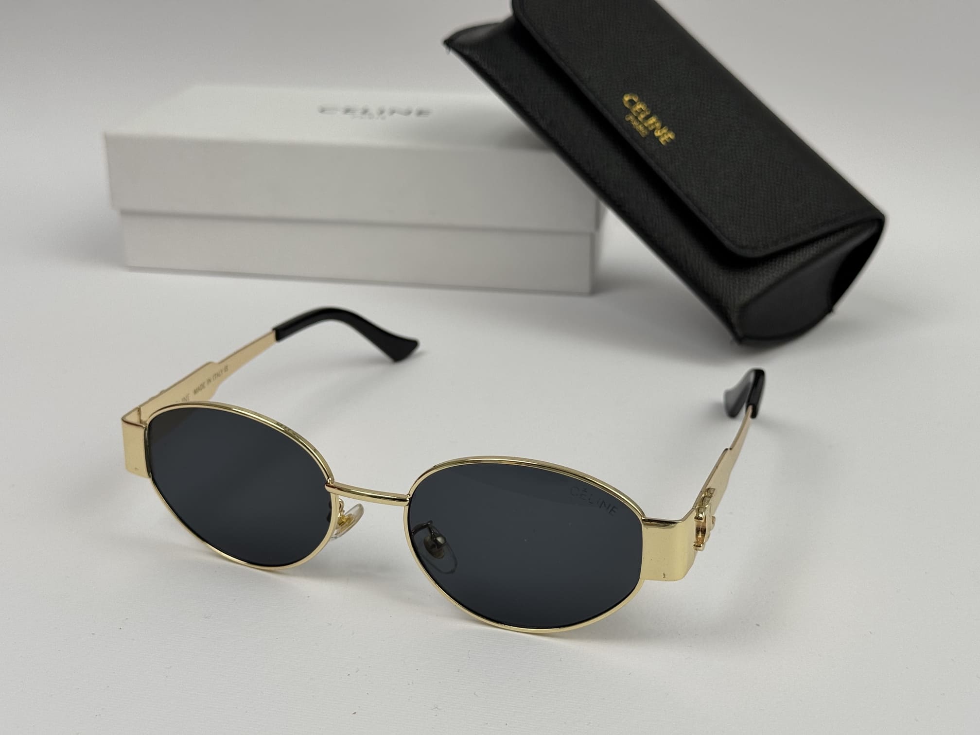 ds-syze-270-kryesore Celine women's sunglasses with gold frame and black lenses.