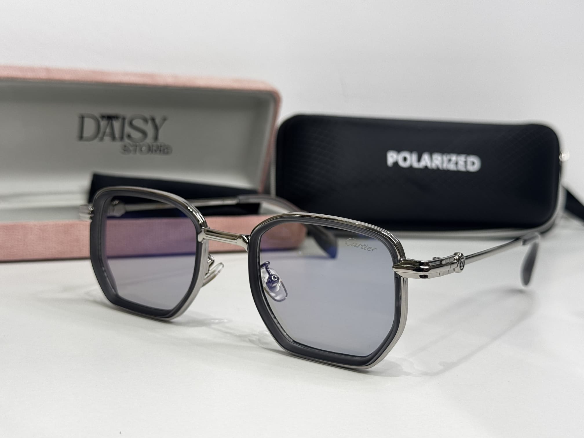 ds-syze-278-kryesore Elegant Cartier women's sunglasses with polarized lenses and case.