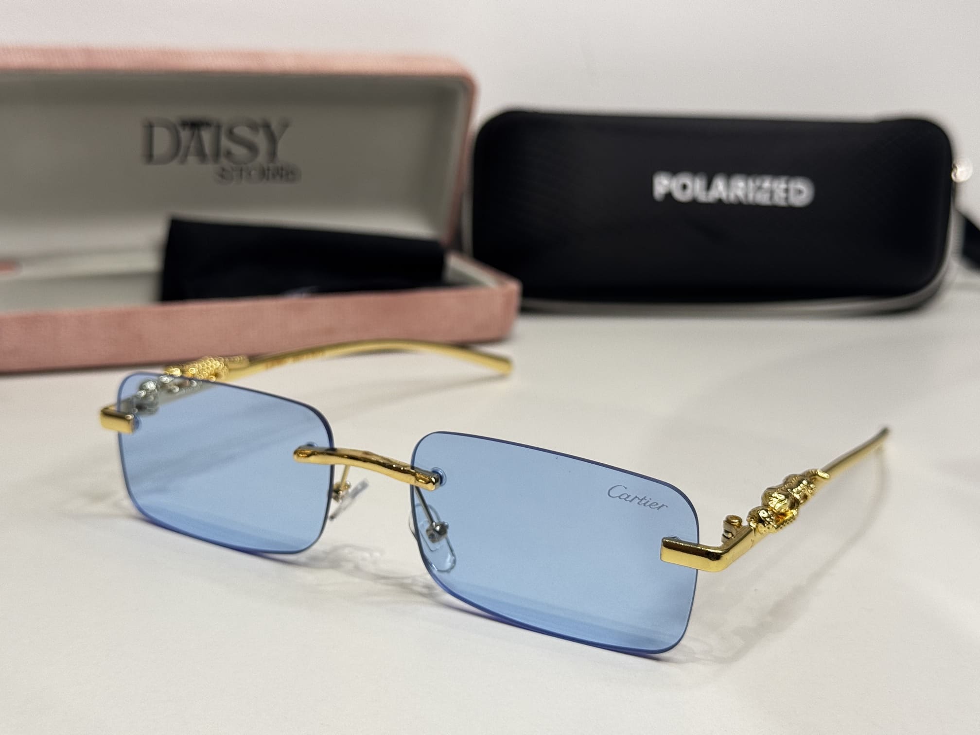 ds-syze-280-kryesore Elegant Cartier women's sunglasses with blue lenses and gold accents.