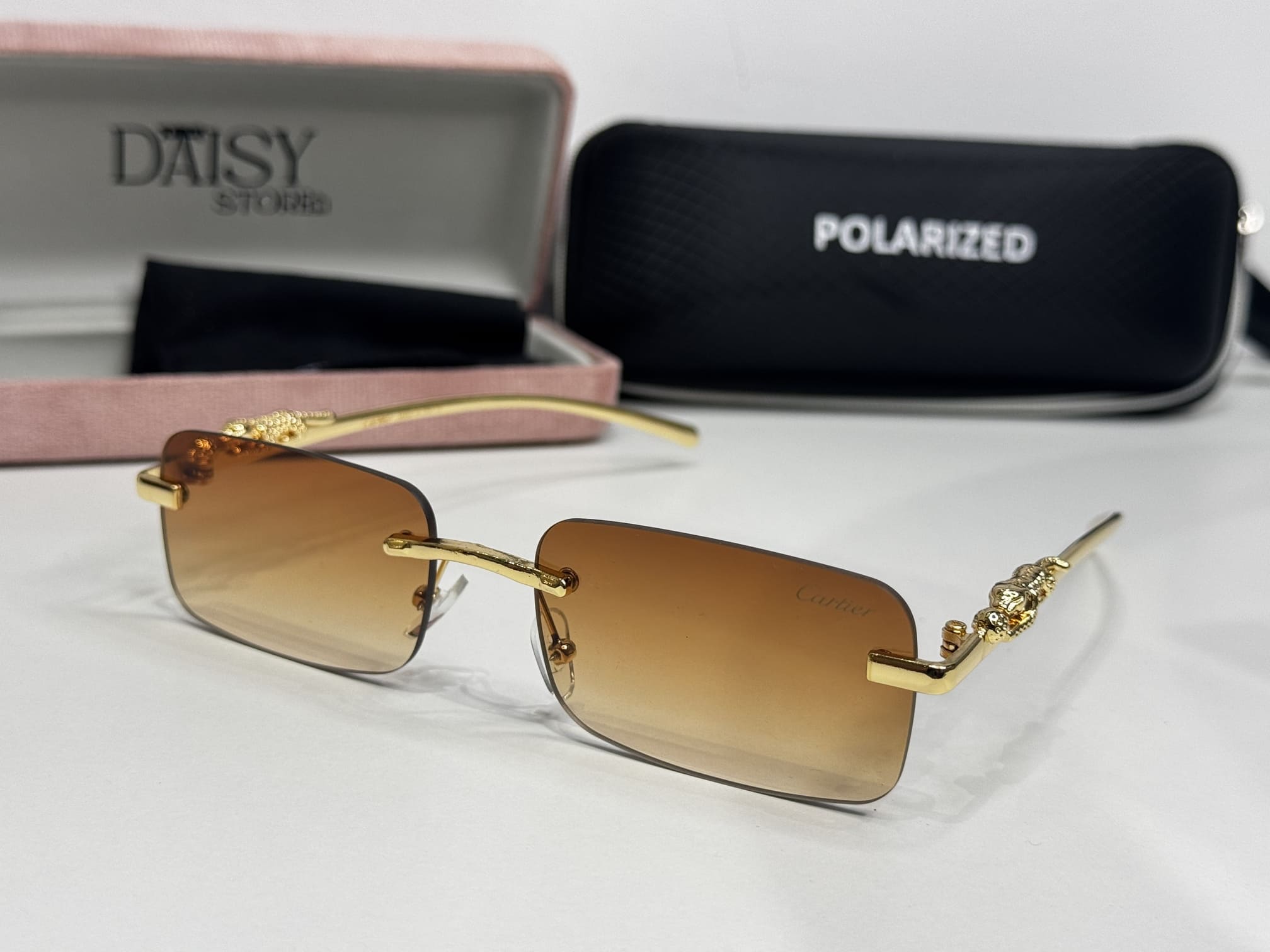 ds-syze-281-kryesore Elegant Cartier women's sunglasses with gold accents and polarized lenses.
