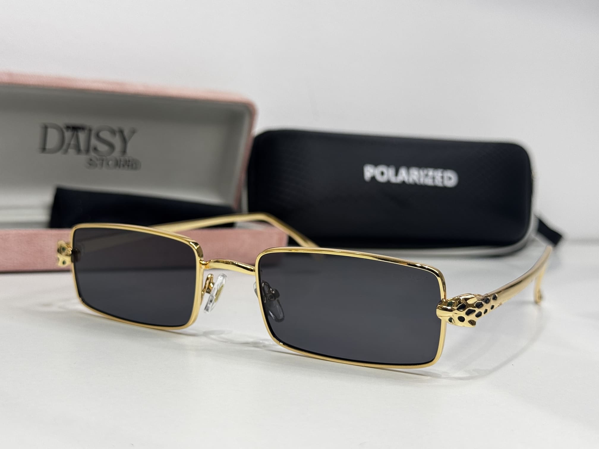 ds-syze-283-kryesore Elegant Cartier women's sunglasses with gold frames and polarized lenses.