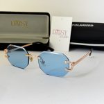 Syze Dielli Cartier për Femra with blue lenses and gold frames.