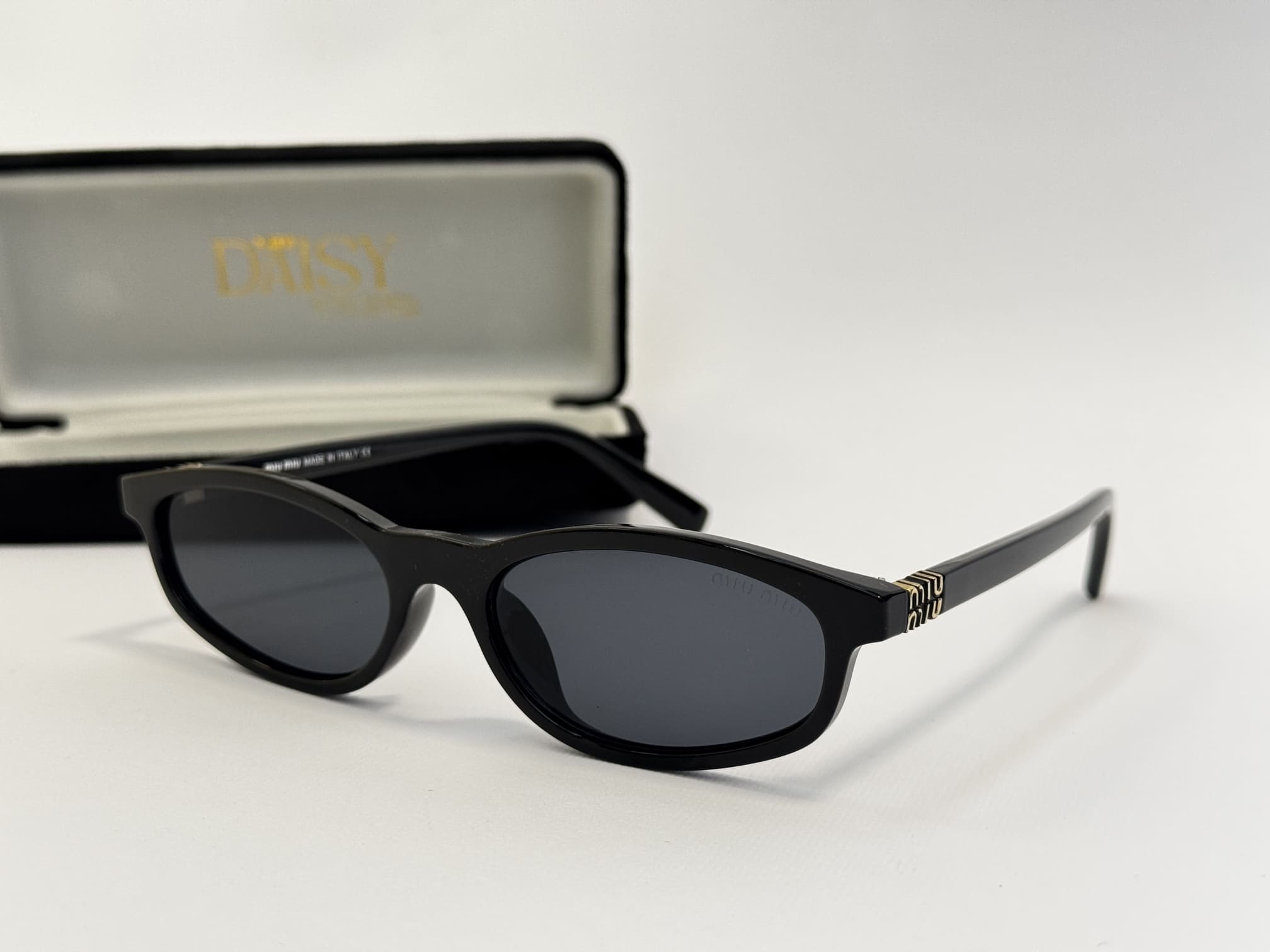 ds-syze-290-kryesore Black Miu Miu women's sunglasses with case, stylish and elegant design.