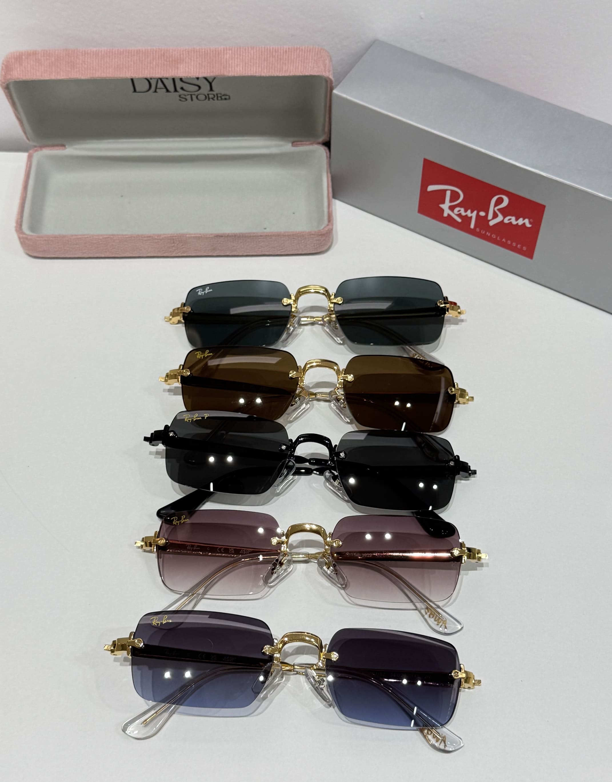 ds-syze-293-kryesore Ray-Ban sunglasses in various colors with cases displayed.