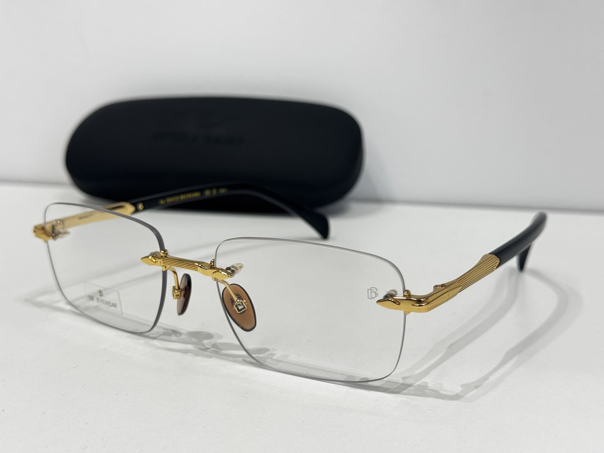 ds-syze-optike-085-kryesore Skelete Optike David Beckham glasses with gold accents and case.