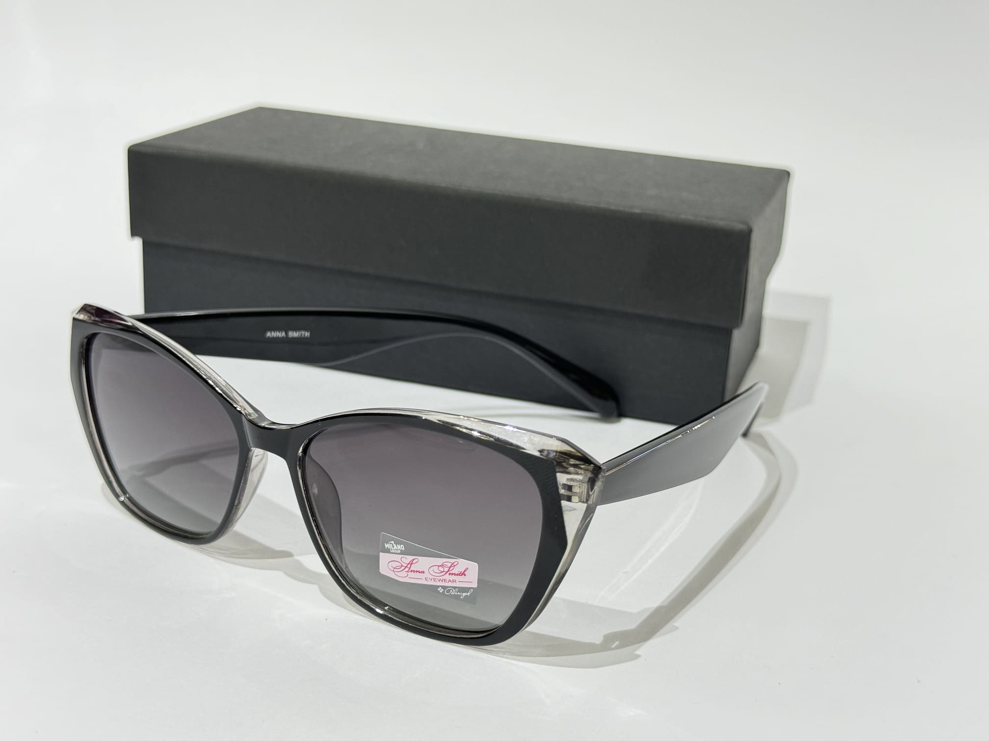 ds-syze-orig-001-kryesore Anna Smith sunglasses with black case, stylish eyewear.