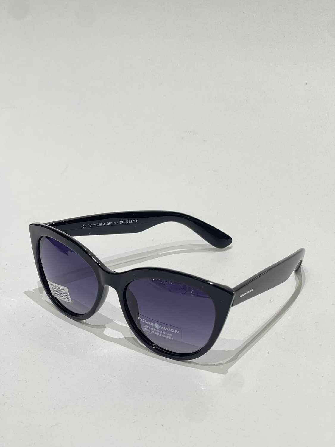 ds-syze-orig-017-kryesore Black cat-eye sunglasses with polarized lenses on white background.