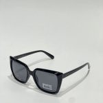 Black square sunglasses Syze Dielli Katrore e Zezë on white background.