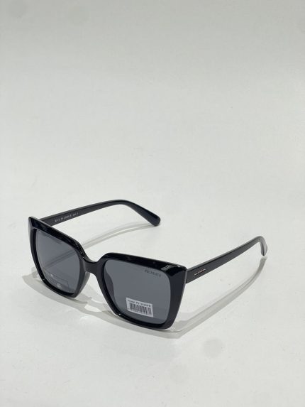 Black square sunglasses Syze Dielli Katrore e Zezë on white background.