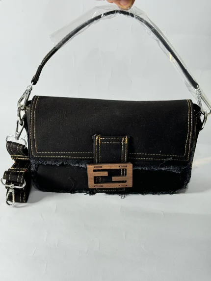 Çanta moderne për femra Fendi, e zezë me dorezë dhe detaje metalike.