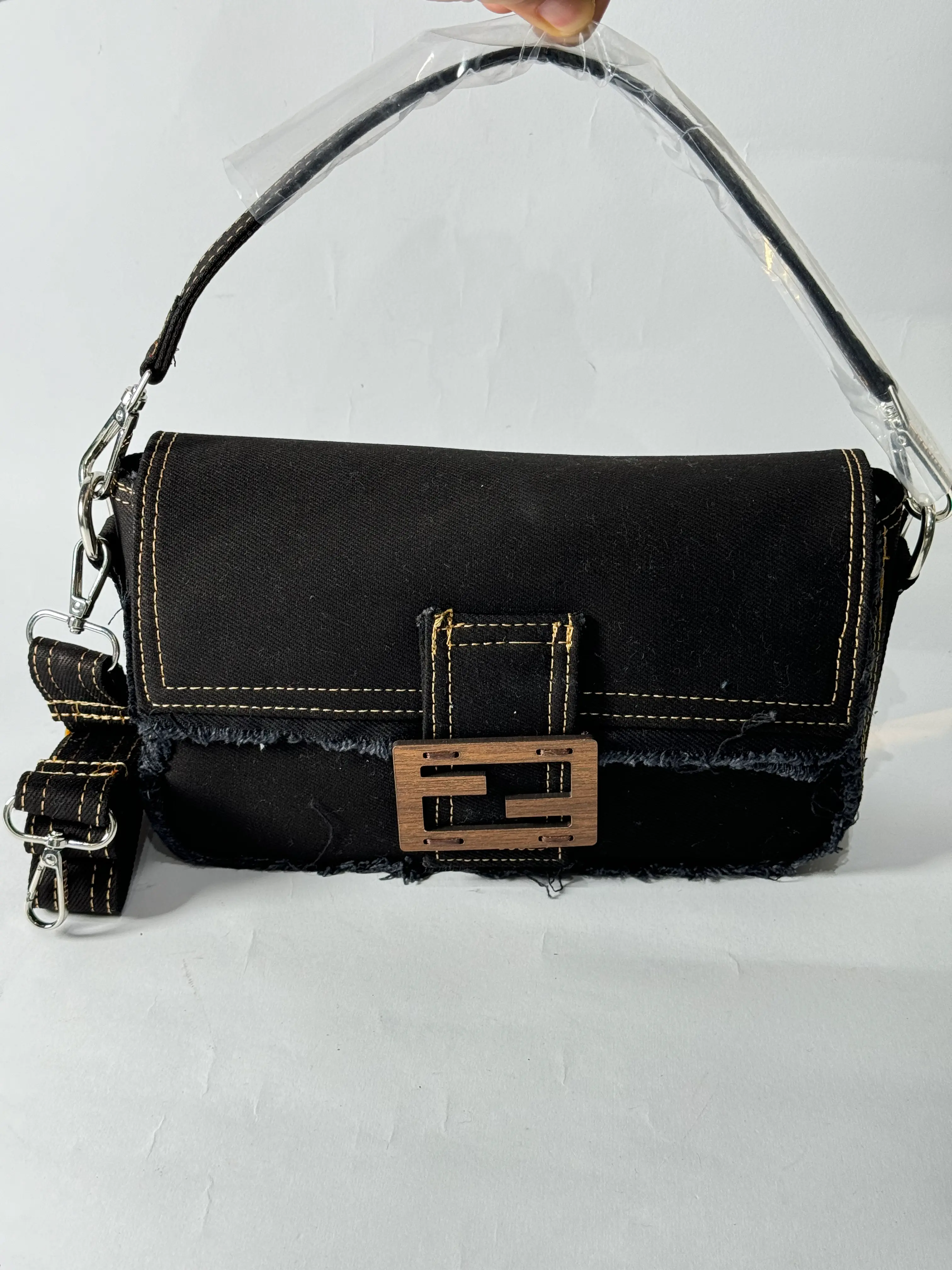 fendi-2-kryesore Çanta moderne për femra Fendi, e zezë me dorezë dhe detaje metalike.