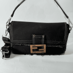 Çanta Fendi Baguette e zezë me detaje mëndafshi dhe dizajn unik.