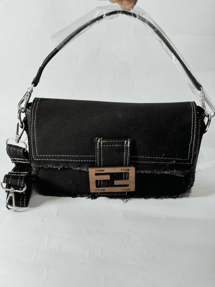 Çanta Fendi Baguette e zezë me detaje mëndafshi dhe dizajn unik.