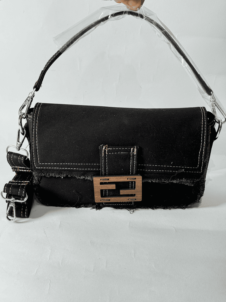 fendi-baguette-kryesore Çanta Fendi Baguette e zezë me detaje mëndafshi dhe dizajn unik.